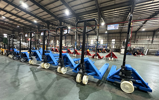 Sinolift product acceptance for a large batch of pallet trucks destined for Thailand is being conducted at the factory.